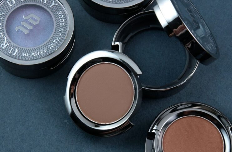 Urban Decay Single Eyeshadow Review: Is This Iconic Product Worth Your Money? UD's 24/7 eyeshadow single in Sin did everything for my eyes that I wanted bluff to do (but didn't)